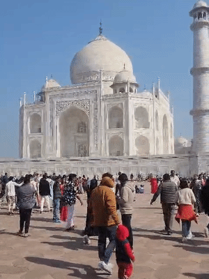 शाहजहां का उर्स शुरू होने से पहले ताज में भारी भीड़ पहुंची। आज फ्री एंट्री है।