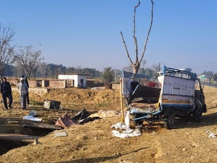 अज्ञात हाईवा वाहन ने टाटा मैजिक पिकअप को पीछे से जोरदार टक्कर मार दी।