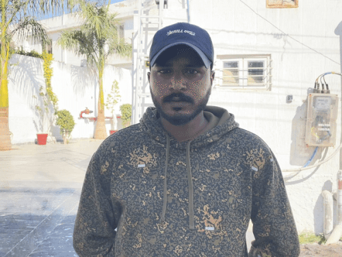 पीड़ित ने बताया कि इतने में पीछे से तेज रफ्तार कार आई और उसे जोरदार टक्कर मार दी।