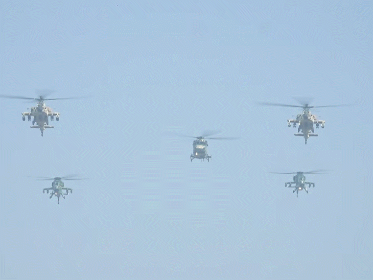 भारतीय सेना के लड़ाकू हेलिकॉप्टर सुबह करीब दस बजे जयपुर के महल रोड स्थित परेड में पहुंचे थे।