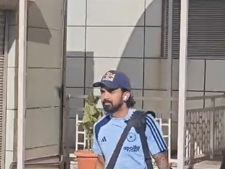 इंदौर एयरपोर्ट से बाहर आते केएल राहुल।