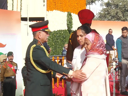 जयपुर में हुई आर्मी-डे परेड के दौरान मेडल लेते शहीद की मां बेहोश हो गईं। आनन-फानन उन्हें एंबुलेंस से हॉस्पिटल पहुंचाया गया।