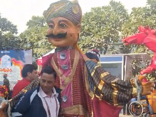 फेस्टिवल्स में पारंपरिक कलाओं का भी प्रदर्शन किया गया, जिनके साथ लोग फोटो क्लिक करवा रहे हैं।