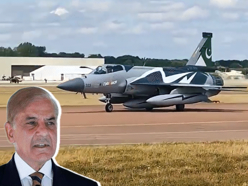 JF-17 थंडर एक मल्टी-रोल कॉम्बैट एयरक्राफ्ट है, जिसे पाकिस्तान ने चीन के साथ मिलकर जून 2007 में तैयार किया था।