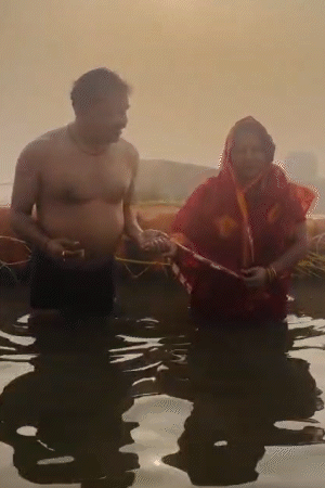 बाढ़ में गंगा की पूजा करके चर्चा में आए दरोगा चंद्रदीप निषाद ने पत्नी का हाथ पकड़कर संगम में डुबकी लगाई।