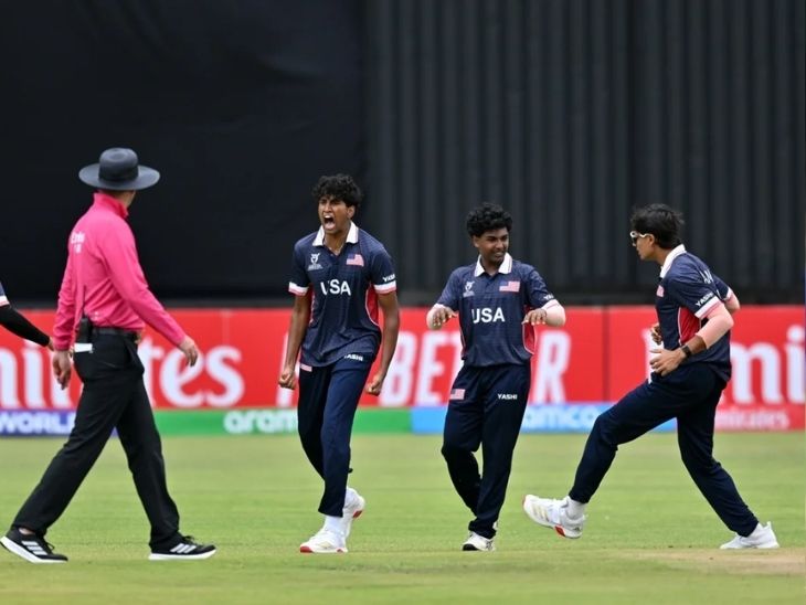 વિકેટની ખુશી મનાવતા અમેરિકાના ખેલાડીઓ.