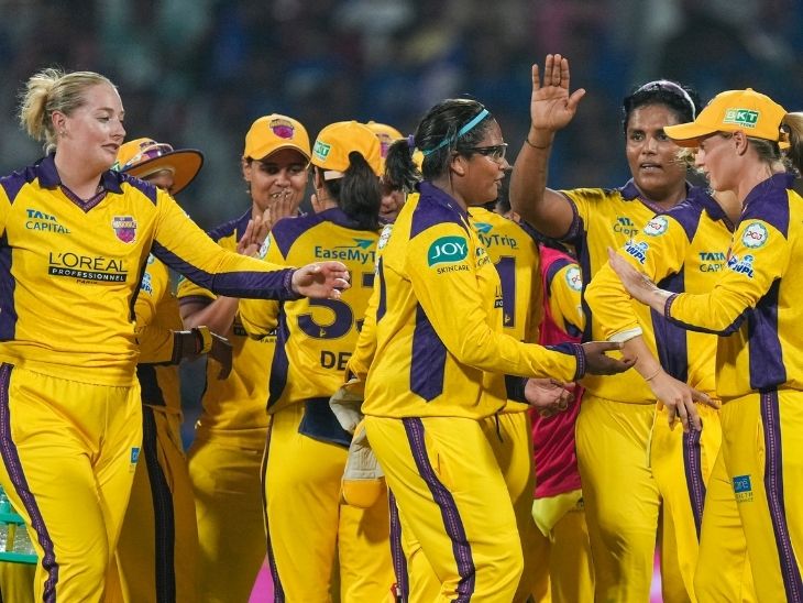 વિકેટની ખુશી મનાવતી યુપી વોરિયર્સની પ્લેયર્સ.