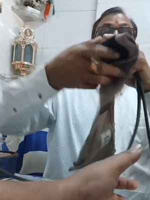 फर्जी डॉक्टर मोहनलाल ने रिपोर्टर का बीपी चेक किया और कहा कि दवा बदलनी पड़ेगी।