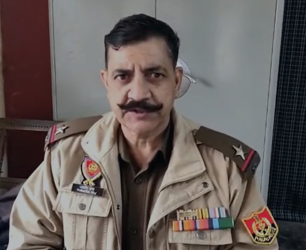 जांच अधिकारी प्रमोद राज जानकारी देते हुए।