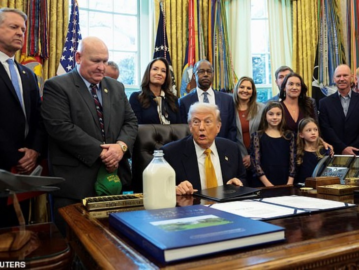 व्हाइट हाउस के ओवल ऑफिस में डोनाल्ड ट्रम्प ने मीडिया के सवालों के जवाब दिए। - Dainik Bhaskar