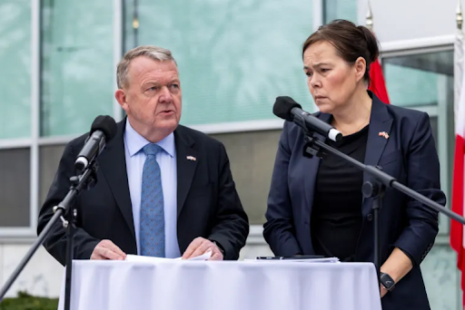 डेनमार्क के विदेश मंत्री लार्स लोके रासमुसेन और ग्रीनलैंड की विदेश मंत्री विवियन मोट्ज़फेल्ड वॉशिंगटन में बातचीत करते हुए।