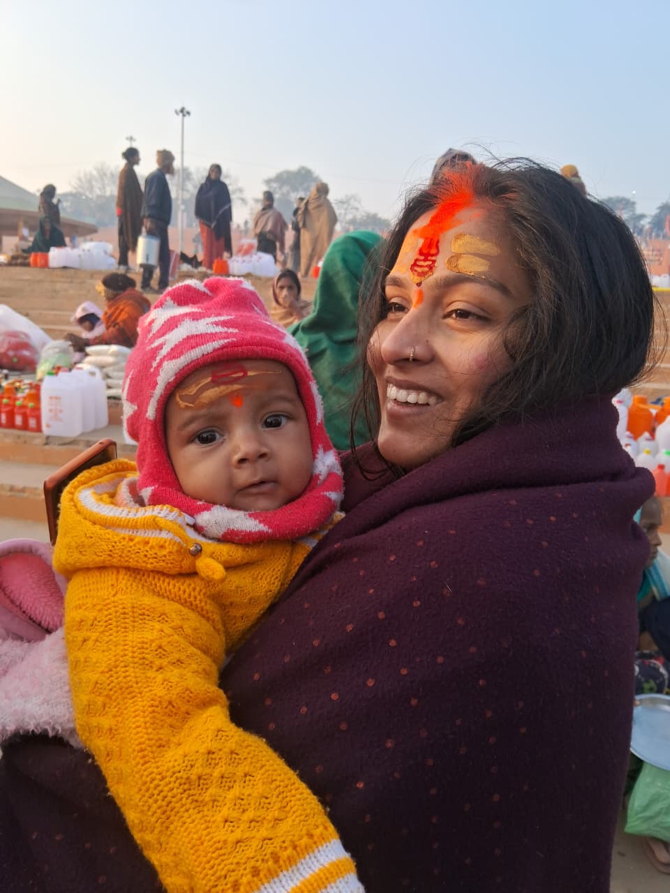 लोग बच्चों के साथ स्नान करने पहुंचे हैं। कुछ श्रद्धालु तो रात 12 बजे ही पहुंच गए थे।