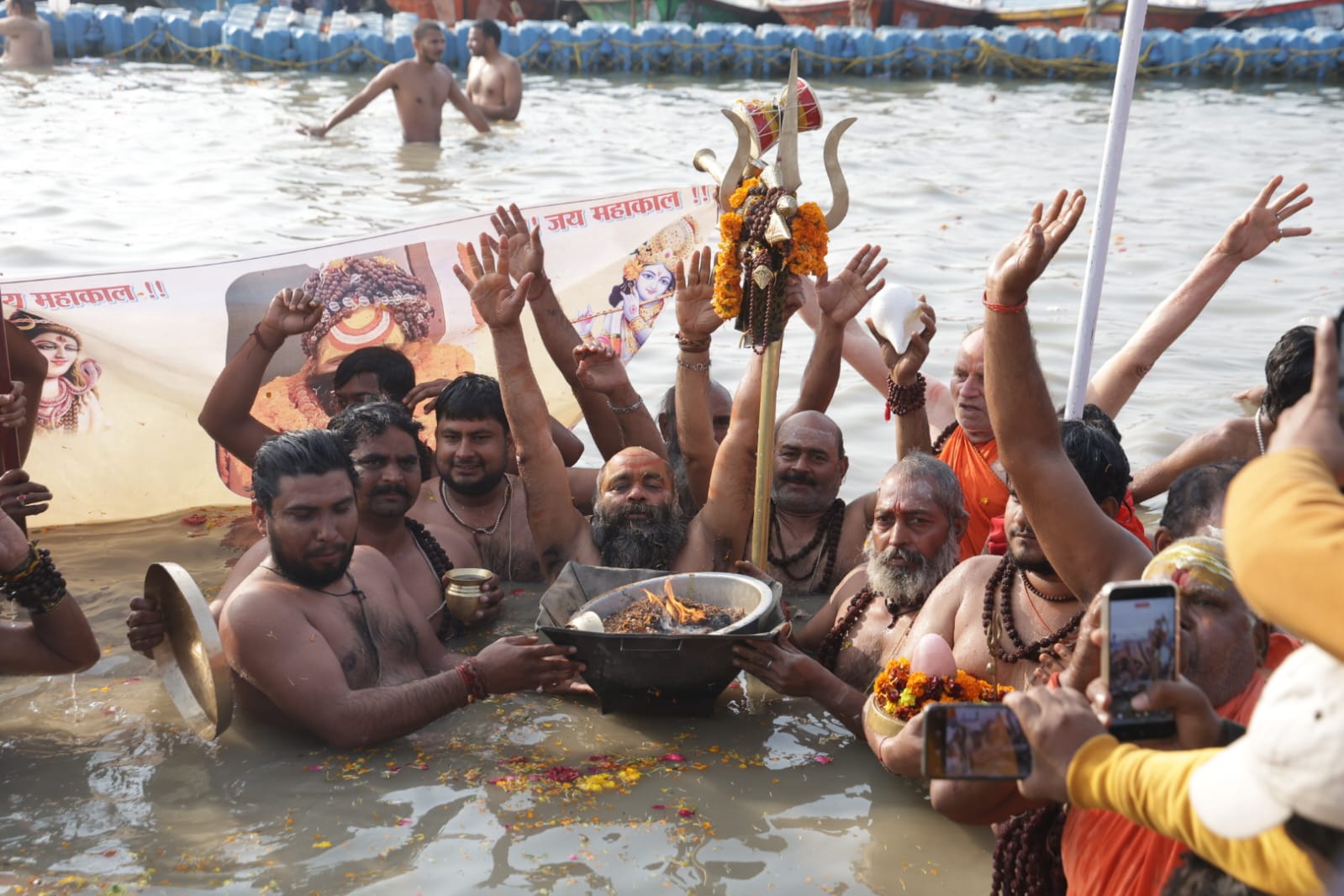 स्नान करने के बाद साधु-संतों ने नदी में हवन किया। इसके बाद त्रिशूल लहराकर हर-हर महादेव के जयकारे लगाए।