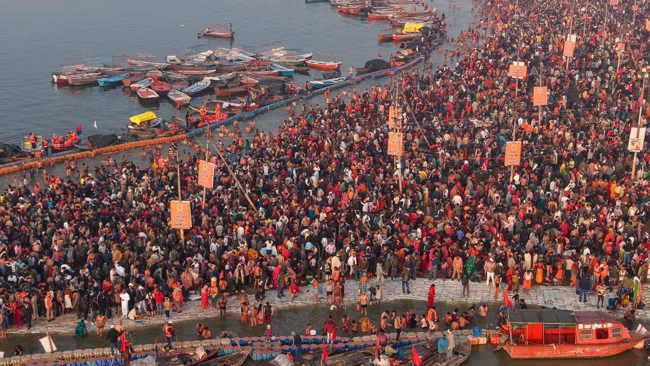 संगम नोज पर जबरदस्त भीड़ है। नदी किनारे पैर रखने की जगह नहीं है।