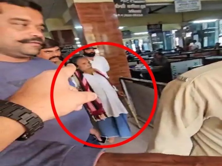 आरोपी की मोहल्ले में एक दुकान है जहां वह चूड़ी बेचता था।