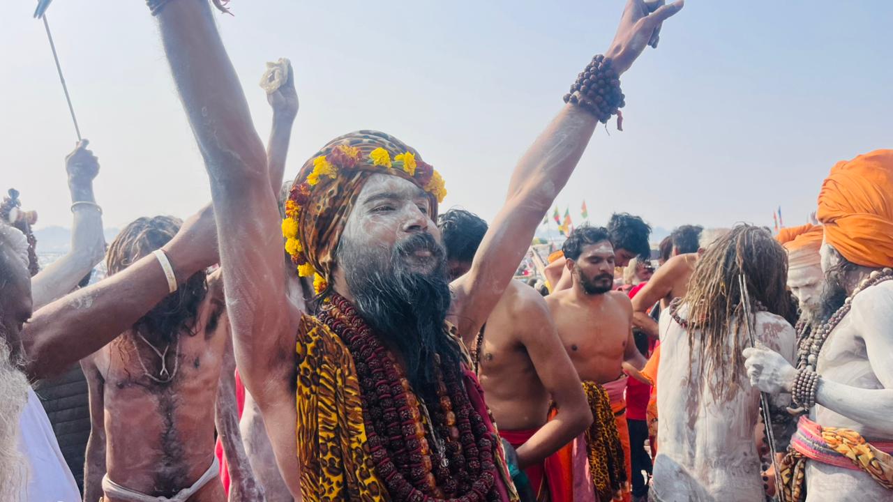 स्नान के बाद नागा संन्यासी ने हाथ उठाकर हर-हर महादेव के जयकारे लगाए।