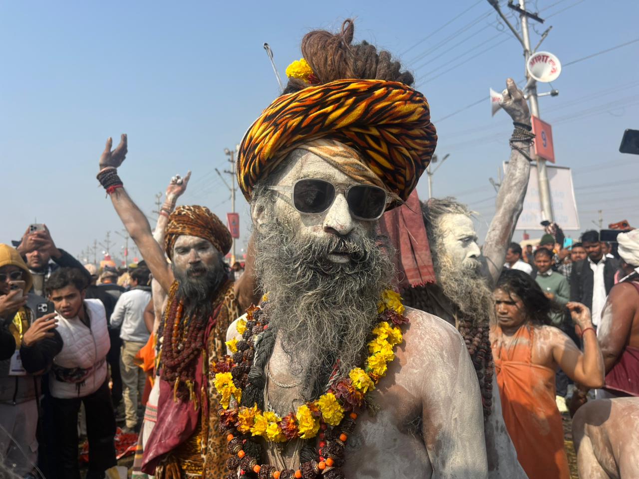 एक संन्यासी ब्लैक चश्मा लगाकर पहुंचा था। लोग उनके साथ सेल्फी लेते नजर आए।