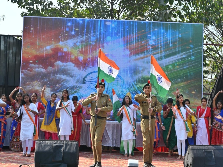 7 नवंबर 1875 को बंकिम चन्‍द्र चटर्जी ने वंदे मातरम् को पहली बार साहित्यिक पत्रिका बंगदर्शन में प्रकाशित किया।