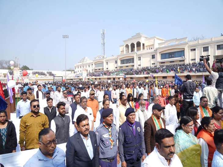 लगभग 5 लाख विद्यार्थियों और नागरिकों ने एक स्वर में राष्ट्रगीत गाकर नया कीर्तिमान रचा है।