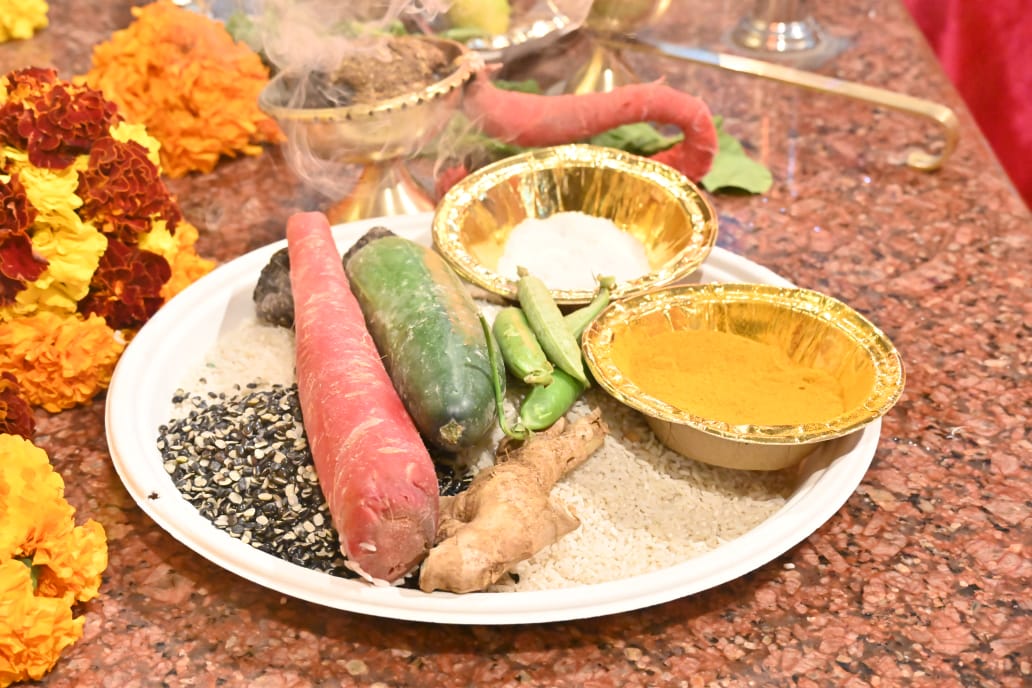 खिचड़ी अन्न के साथ सब्जी भी योगी ने गुरु गोरखनाथ को अर्पित की।