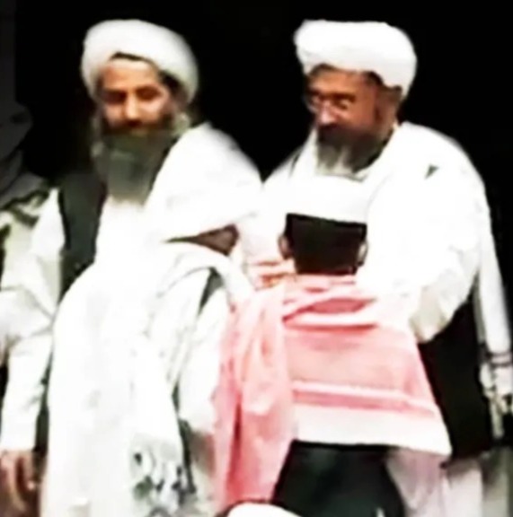 अखुंदजादा की अब तक सिर्फ 2 तस्वीरें हैं। इनमें से एक तस्वीर यह है। इसमें अखुंदजादा बाईं ओर हैं।