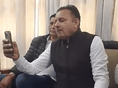 बादली से कांग्रेस विधायक कुलदीप वत्स धमकी की ऑडियो सुनाते हुए। - Dainik Bhaskar