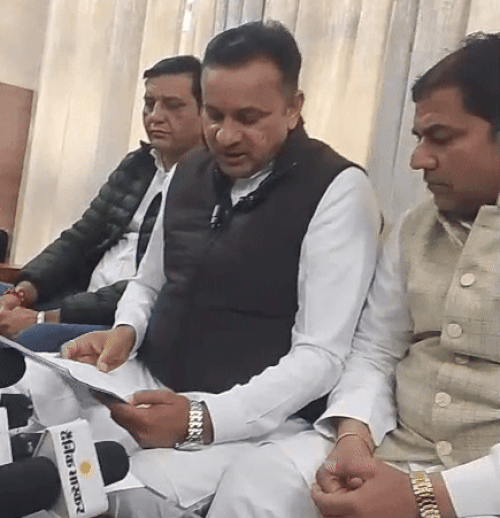 विधायक कुलदीप ने बताया कि आरोपी ने खुद को यूपी का रहने वाला बताया है।