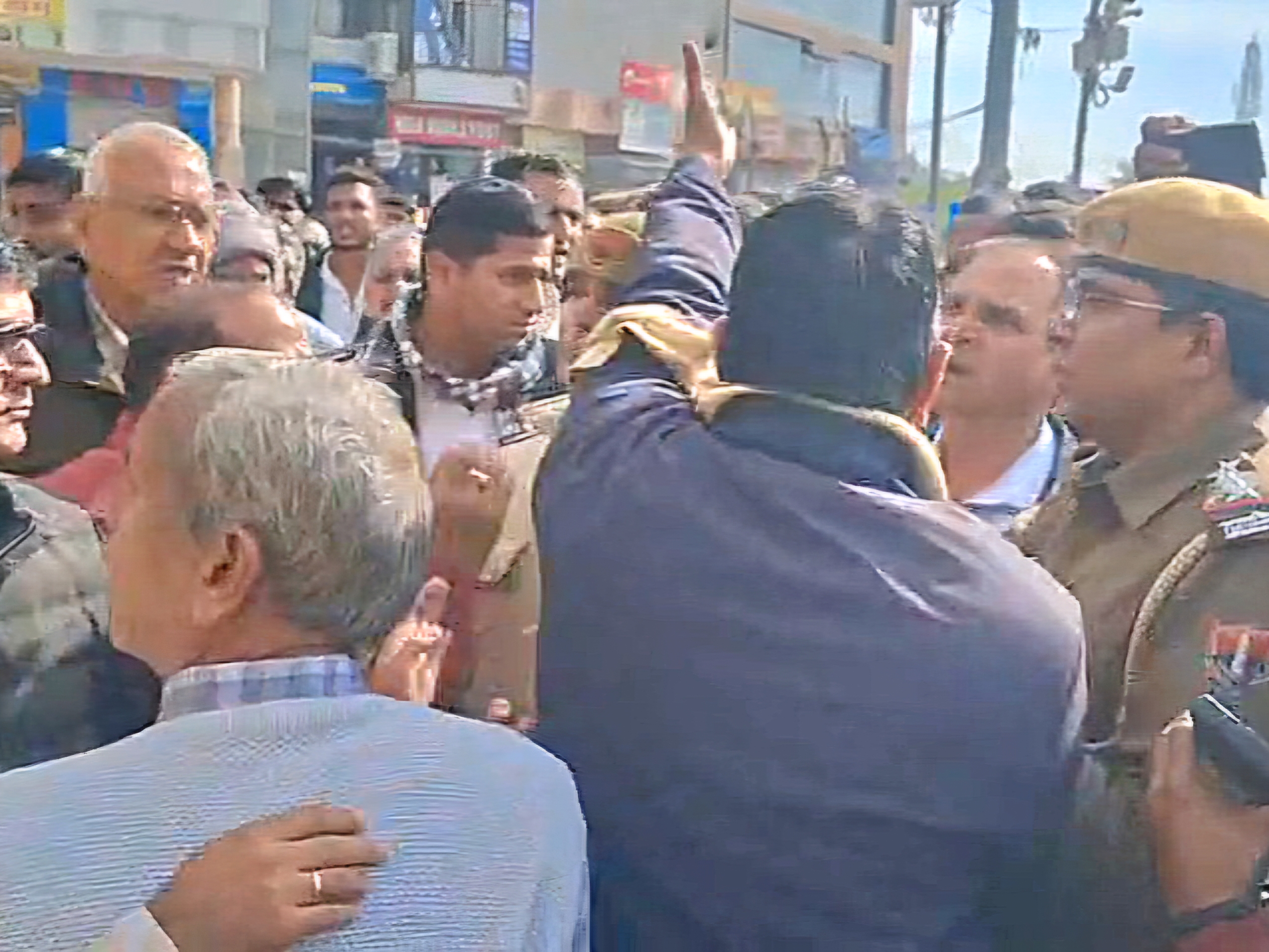 अतिक्रमण का विरोध करती भीड़