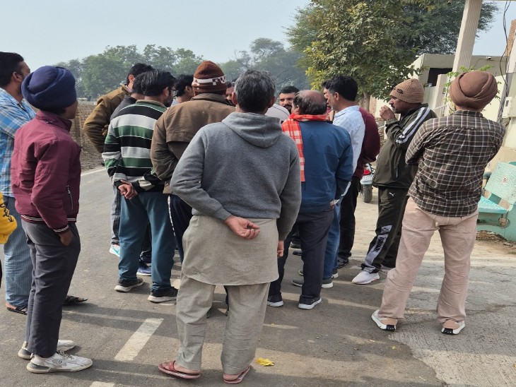 छात्रा पर तेजाब फेंकने की घटना के बाद मौके पर लोगों की भीड़ जुट गई।