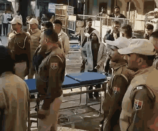 हादसे में अख्तर की मौत के बाद भीलवाड़ा हॉस्पिटल में पुलिस जाप्ता पहुंचा