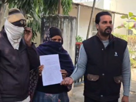 एसएसपी से शिकायत करने पहुंचा लड़की का परिवार।