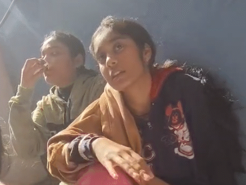 15 साल की निष्ठा माता-पिता की मौत से सदमे में है। घर के आंगन में सुन्न बैठी नजर आई।