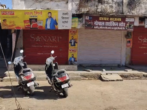 हादसे में बिजनेसमैन की मौत के सूचना के बाद शोक में व्यापारियों ने दुकानें बंद कर दी।