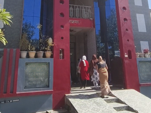 चित्तौड़गढ़ के मधुबनी में रिंकेश के घर पर मातम पसरा हुआ है। हादसे में मौत की सूचना के बाद लोग पहुंचे।