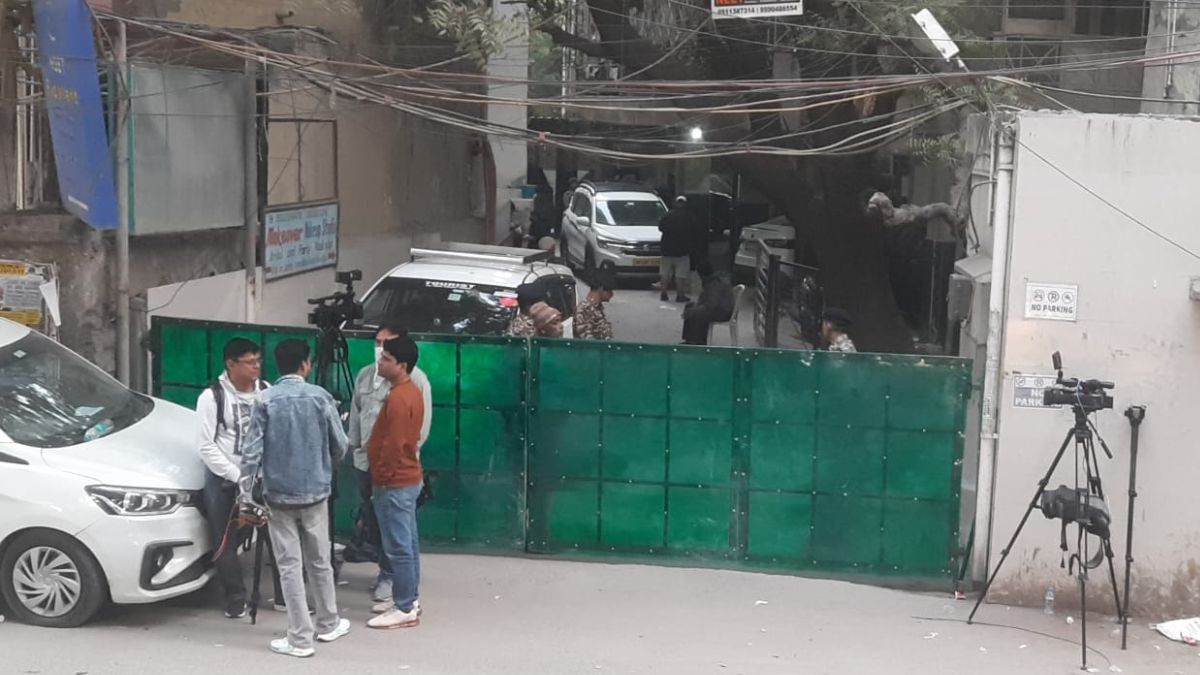 18 नोव्हेंबर रोजी ईडीने दिल्लीतील अल-फलाह ग्रुपच्या कार्यालयावर छापा टाकला होता. 12 तास चाललेल्या शोधमोहिमेनंतर अध्यक्ष जवाद अहमद सिद्दीकी यांना अटक करण्यात आली होती.