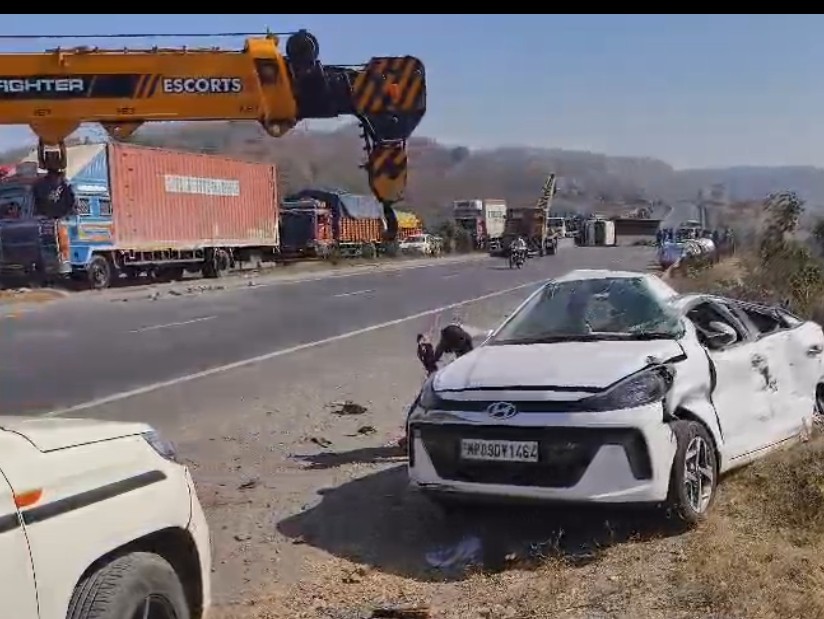 इंदौर : भेरूघाट पर कंटेनर ने दो कारों को मारी टक्कर