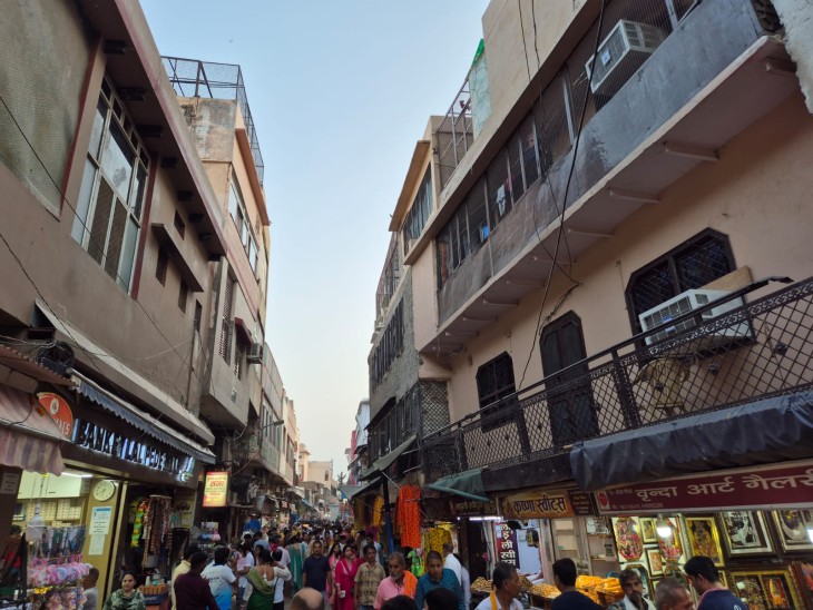 प्रस्तावित कॉरिडोर में श्रद्धालुओं के लिए सुरक्षित वातावरण, बैठने की व्यवस्था, पेयजल और सुगम प्रवेश- निकासी द्वार बनाए जाएंगे, जिससे संकरी गलियों में होने वाली भीड़ का दबाव कम होगा