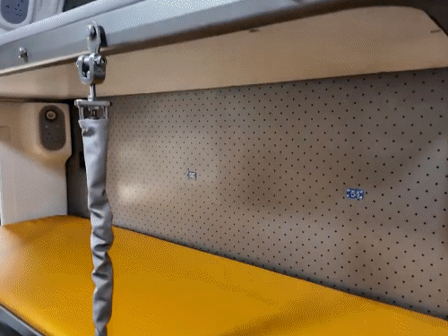 ट्रेन के 3rd AC में भी आरामदायक कुशनिंग की गई है। ऊपर चढने के लिए सीढ़ी भी बेहतर दी गई है।