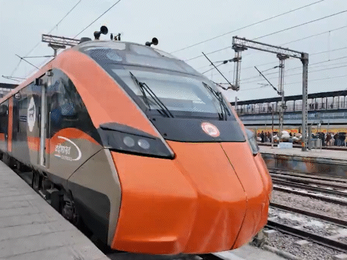 वंदे भारत स्लीपर ट्रेन का एयरोडायनमिक बॉडी और मॉडर्न एक्सटीरियर है।