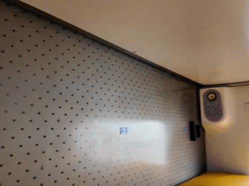 सभी कोच के बर्थ में स्पेस भी ज्यादा है। साथ ही सीट चौड़ी हैं।