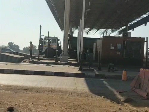 सड़क ठेकेदार BR गोयल के ठिकानों पर इनकम टैक्स की जांच की जा रही है।