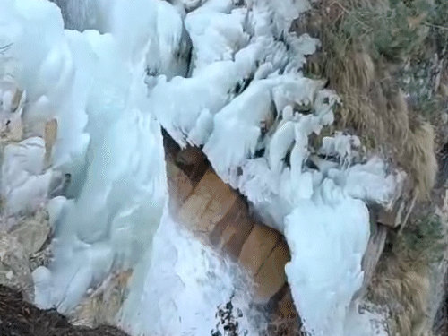 उत्तराकाशी में तेज सर्दी के कारण जाड गंगा झरना जम गया।