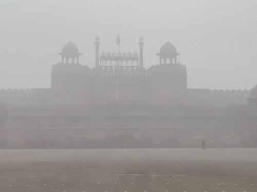 नई दिल्ली में घने के कारण लाल किले के पास विजिबिलिटी कम रही।