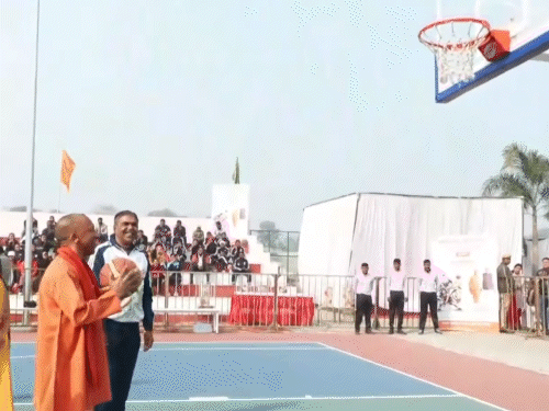 सीएम ने खिलाड़ियों की तरह 2 बार बॉल को बास्केटबॉल कोर्ट में पटका, फिर बास्केट में उछाल दी।