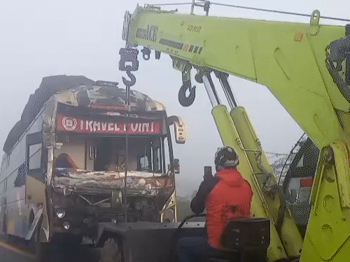 યુપીના આગરા-લખનઉ એક્સપ્રેસ-વે પર શુક્રવારે ગાઢ ધુમ્મસ છવાયેલું રહ્યું, સ્લીપર બસે રસ્તા કિનારે ઉભેલી સ્લીપર બસને પાછળથી ટક્કર મારી દીધી.