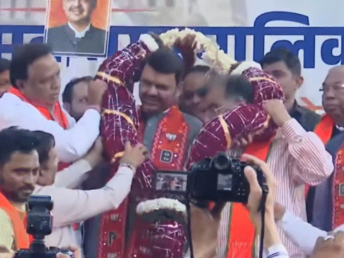 मुंबई में भाजपा ऑफिस में CM देवेंद्र फडणवीस का स्वागत हुआ।