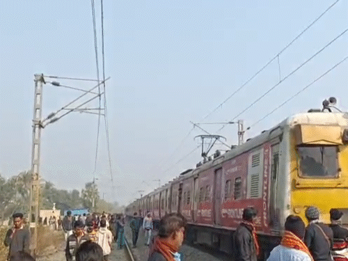 आक्रोशित ग्रामीणों ने शुक्रवार को बेलडांगा रेलवे स्टेशन और राष्ट्रीय राजमार्ग 12 को जाम कर दिया