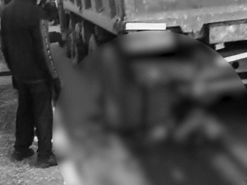 हादसे के बाद पुलिस की टीम मौके पर पहुंची। लाशों को हाईवा के नीचे से निकाला।