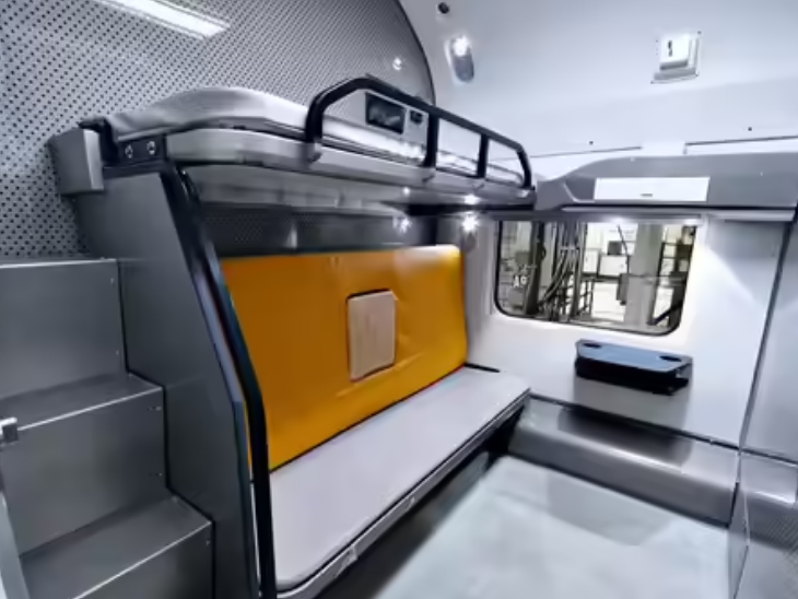 वंदे भारत स्लीपर ट्रेन के फर्स्ट AC कोच में ऊपरी बर्थ तक जाने के लिए सीढ़ियां दी गईं हैं।