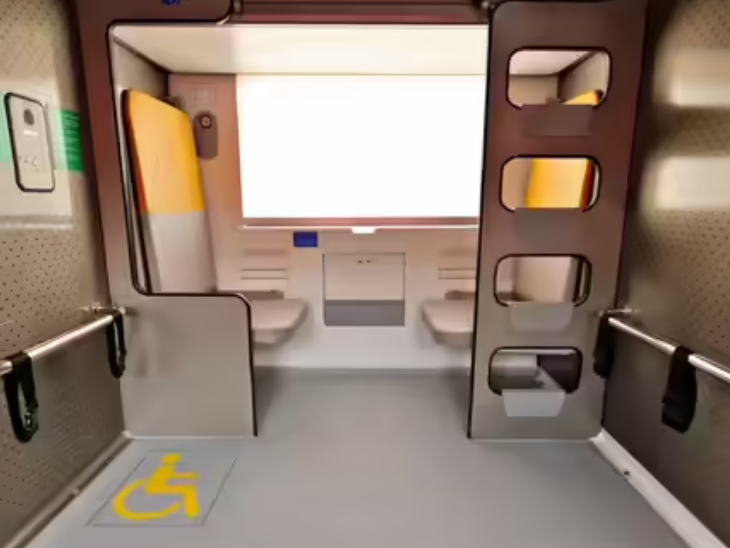 ट्रेन में दिव्यांगों के लिए विशेष बर्थ भी बनाई गई है।